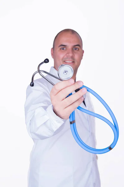 彼の聴診器を提供する医師 — ストック写真