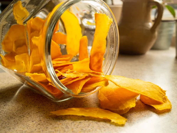 Апельсиновый сухофрукты манго в банке — стоковое фото