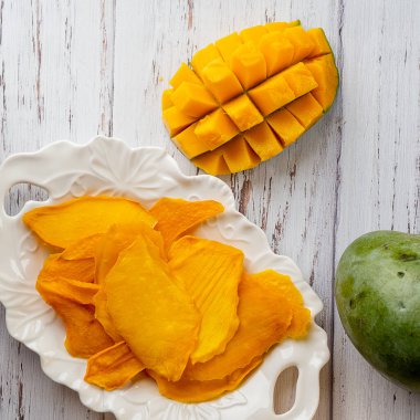 Kurutulmuş mango beyaz tabakta yatıyordu.