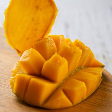 Kurumuş ve taze mango ağaçta yatıyordu.