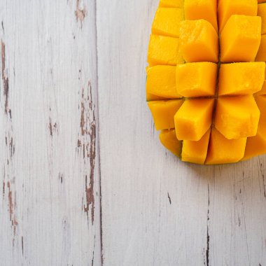 Kurutulmuş mango beyaz arka planda yatıyordu.