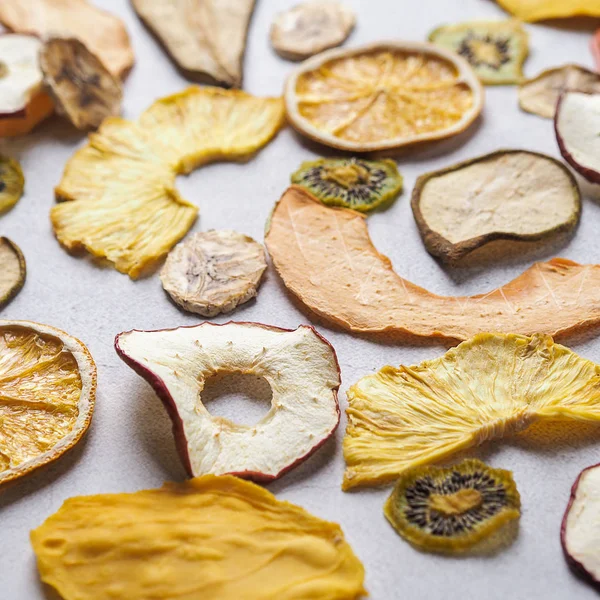Плоский набор разноцветных сухофруктов. Хурма, груша. яблоко, дыня, ананас, киви и апельсин на белом фоне — стоковое фото