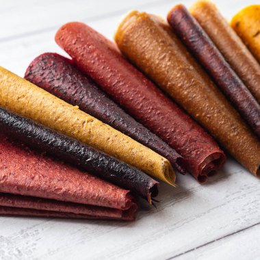 Açık arkaplanda renkli meyve ruloları