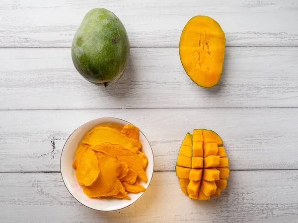 Сухой и свежий манго лежал на белом фоне — стоковое фото
