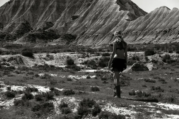 La chica en el desierto — Foto de Stock
