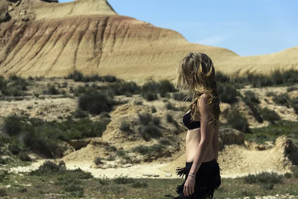 La chica en el desierto — Foto de Stock