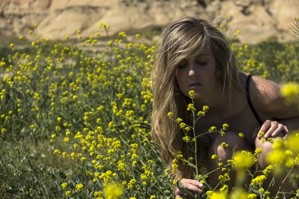 The girl in desert — Stock Photo, Image