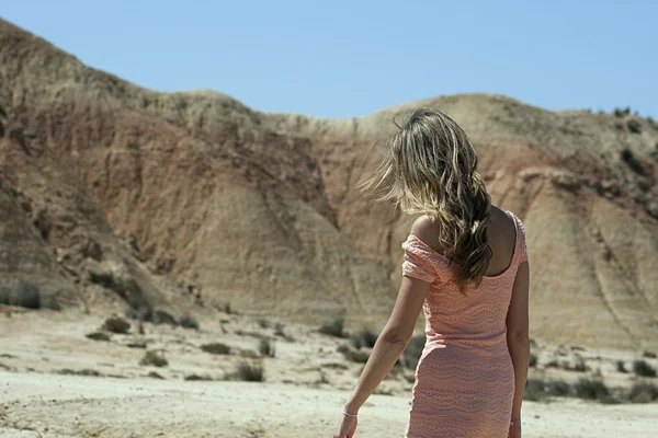 砂漠の中の少女 — ストック写真