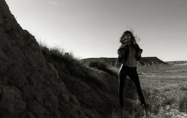 Chica en el desierto — Foto de Stock