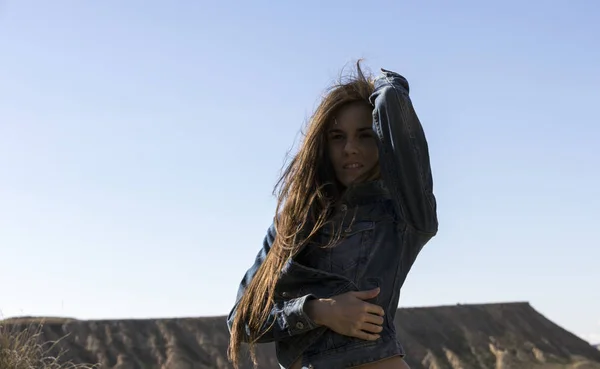 砂漠の少女 — ストック写真