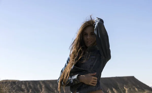 Girl in desert — Stock Photo, Image