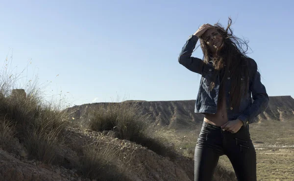 Chica en el desierto —  Fotos de Stock