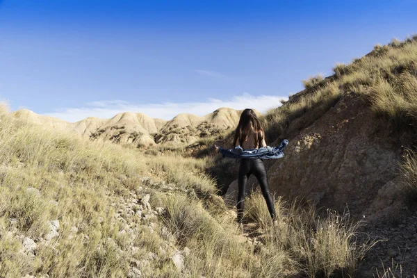 Девушка в пустыне — стоковое фото