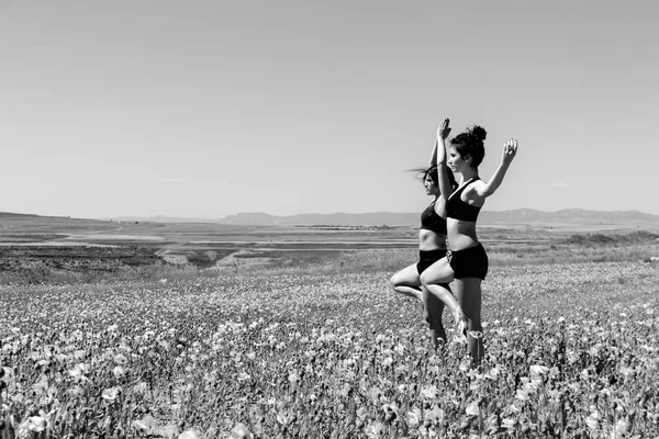 Meninas em ioga — Fotografia de Stock