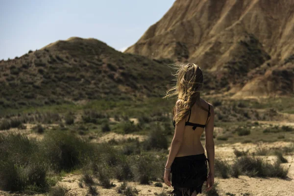Chica en el desierto —  Fotos de Stock