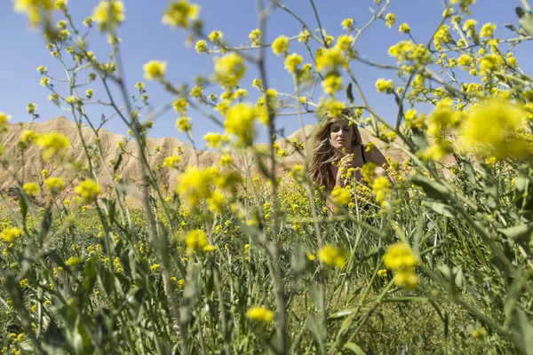 Ragazza nel deserto — Foto Stock