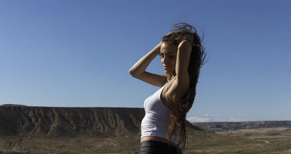 Dziewczyna w pustyni — Zdjęcie stockowe