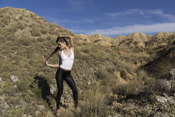 Chica en el desierto —  Fotos de Stock