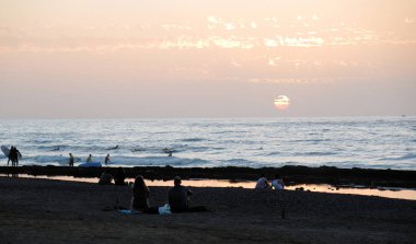 Kumsalda gün batımı