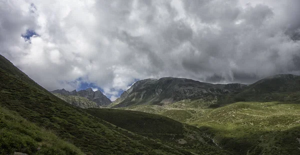 Paisagem Nublada Nos Pirinéus — Fotografia de Stock