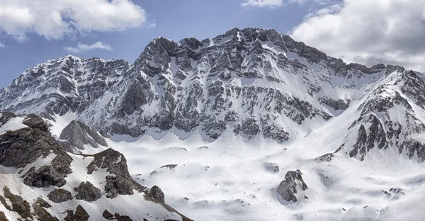 ピレネー山脈の雪に覆われた風景 — ストック写真