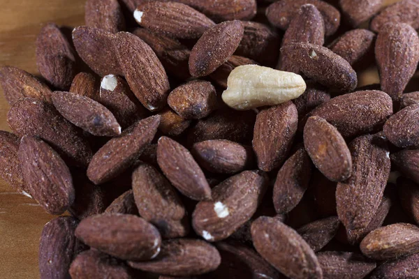 Amandes Isolées Dans Une Table — Photo