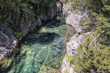 Dağlarda nehir peyzaj