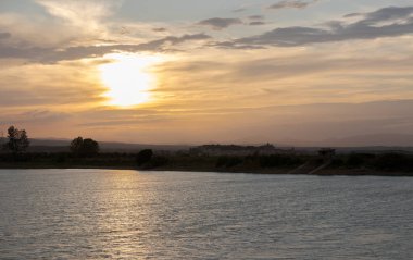 gün batımında navarra gölde