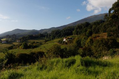Bask bölgesindeki tepelerde tipik bir ev.