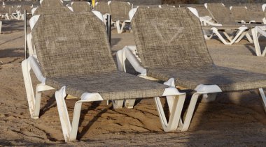 Kumsaldaki kumsalda iskemleler