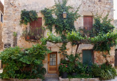 Katalonya 'daki antik şehrin sokağı