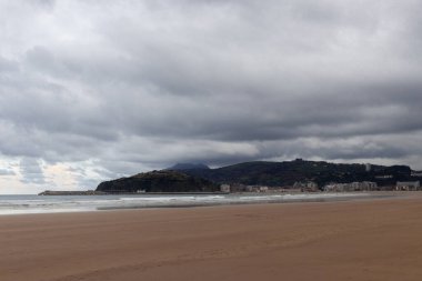 Sahildeki sakin manzara