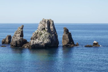 İspanya kıyısındaki kayalık adalar