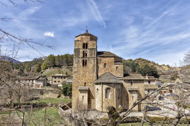 Küçük bir İspanyol kasabasında eski bir kilise