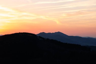 dağlarda günbatımı manzara