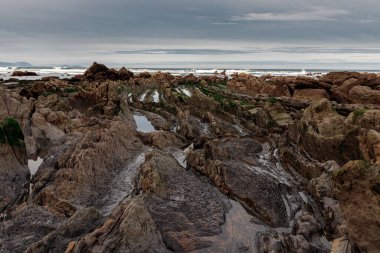 Bask bölgesindeki kayalık plaj.