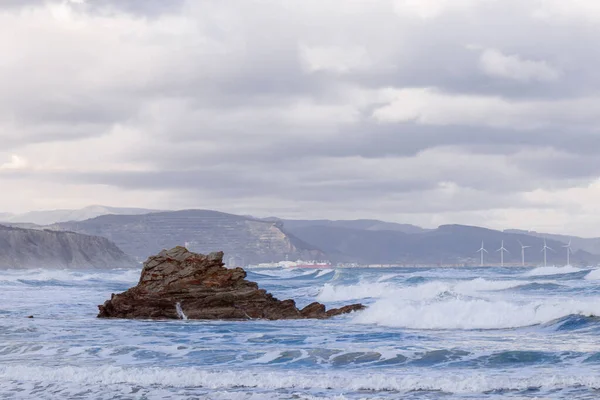 バスク地方の岩の多いビーチは — ストック写真