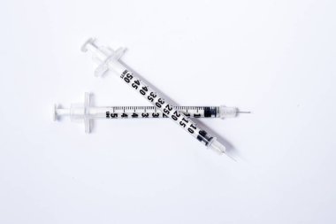 Beyaz arkaplan üzerinde şırınga