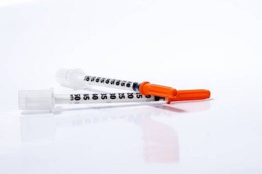 Beyaz arkaplan üzerinde şırınga