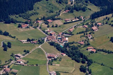 Bir vadide küçük bir kasaba