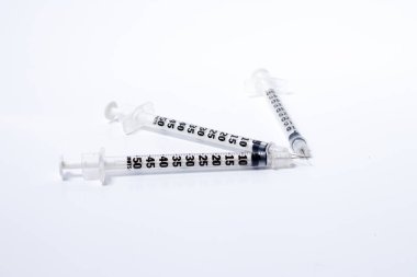 Beyaz arkaplan üzerinde şırınga