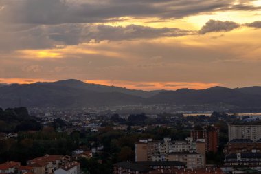 İspanya 'nın kuzeyindeki sahilde bir şehir.