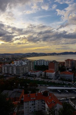 İspanya 'nın kuzeyindeki sahilde bir şehir.