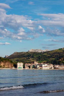 İspanya 'nın kuzeyindeki sahilde bir şehir.