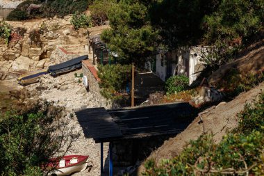 Costa Bravo sahilinde bir tekne.