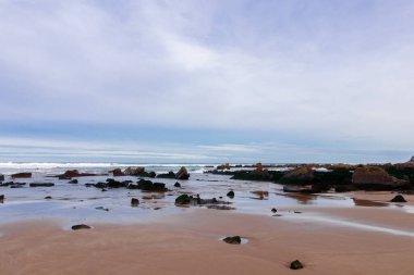 Bask bölgesindeki kayalık plaj.