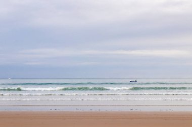 Sahilde güneş batarken manzara