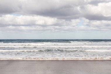 Sahilde güneş batarken manzara