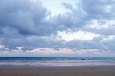 Sahilde güneş batarken manzara