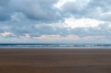 Sahilde güneş batarken manzara